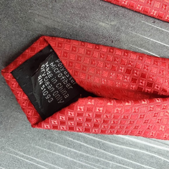 Steve Harvey Celebrity Edition Red Polyester Microfiber Necktie - Gently Used - Picture 6 of 6